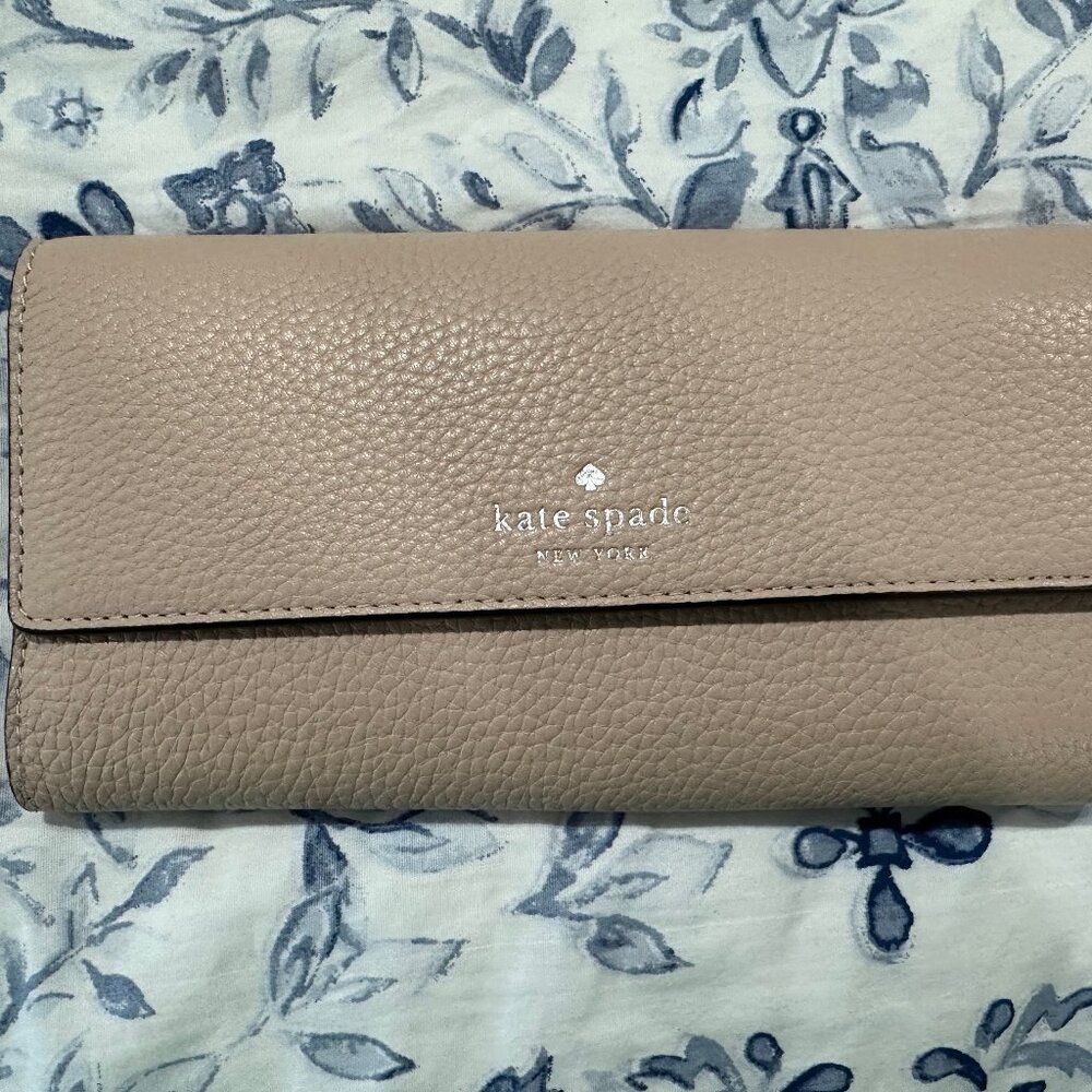 Kate Spade Southport Avenue Pebbled Leather Wallet in Warm Beige